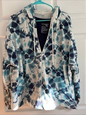 Set of 2 with navy t shirt plus 2x cropped Teal and Navy Tie-Dye Zip Hoodie